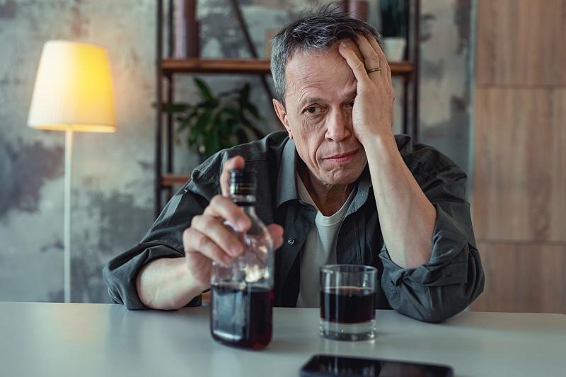 谁都没想到，戒个酒居然能进ICU。浙江一位55岁的男子，酒龄快四十年，平时一天一