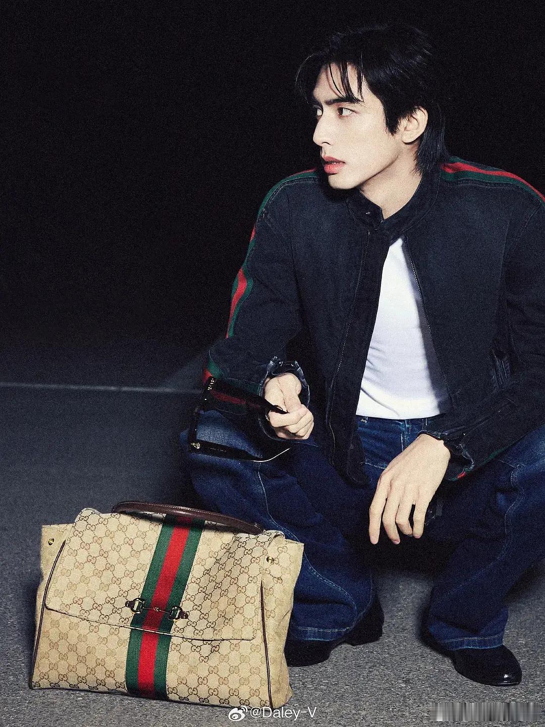 张凌赫硬拗的造型居然还不如宋威龙的随便蹲下啊？