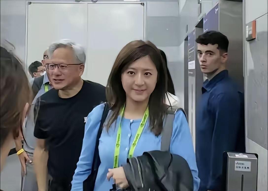 黄仁勋那位形影不离的女助理最近刷屏了！镜头里她身着浅蓝上衣，黑发披肩，肩背挺直，