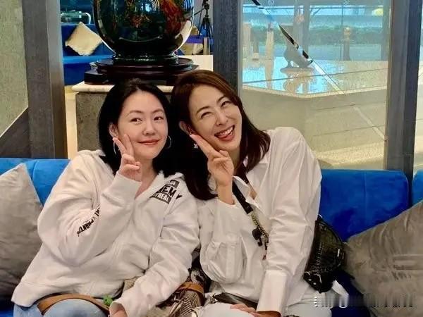 小S为自己复工，搞了很热烈的场面，她请来了自己的好姐妹贾永婕陪她风光复工。小