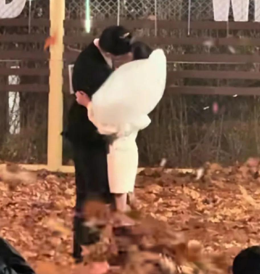 现在好像没有吻戏就不能演一部剧网友偶遇田曦薇胡一天拍吻戏，两人在落叶中相拥亲