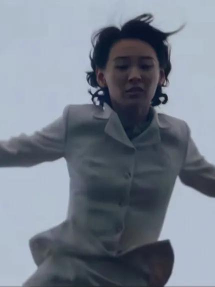 《沉默的荣耀》跳海女子是黎晴?剧组曝拍摄秘闻热播剧《沉默的荣耀》中,那幕深夜