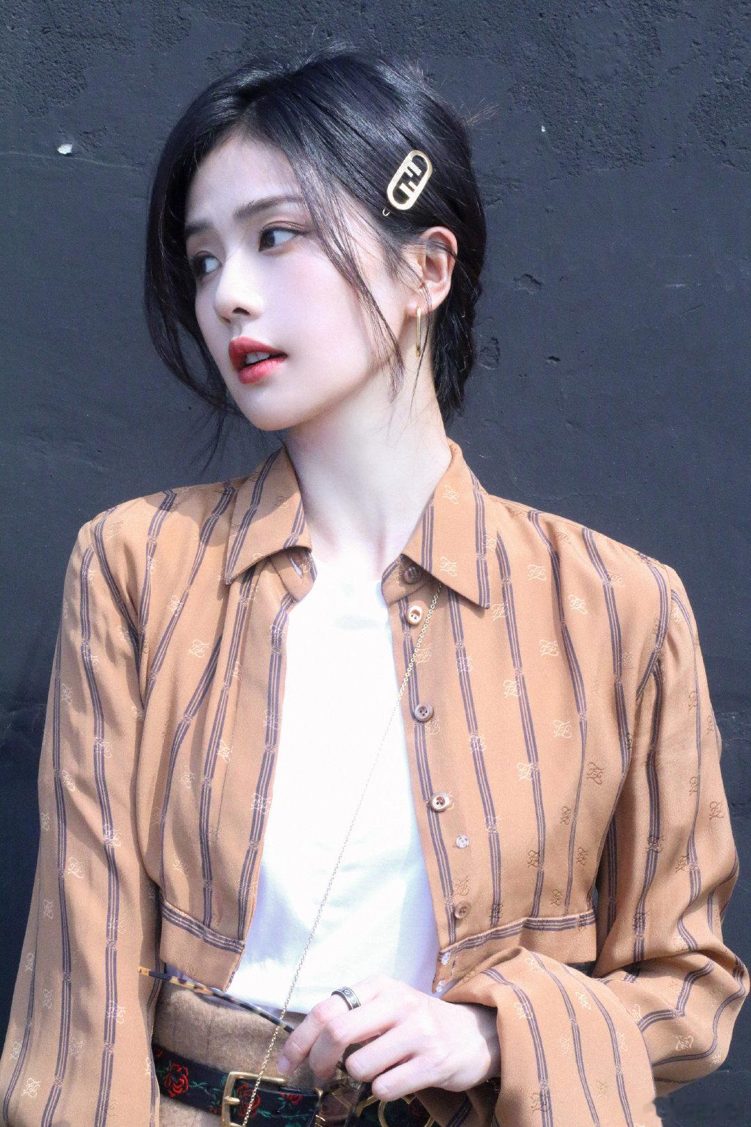 白鹿这个发卡戴在头上简直就是点睛之笔​​​
