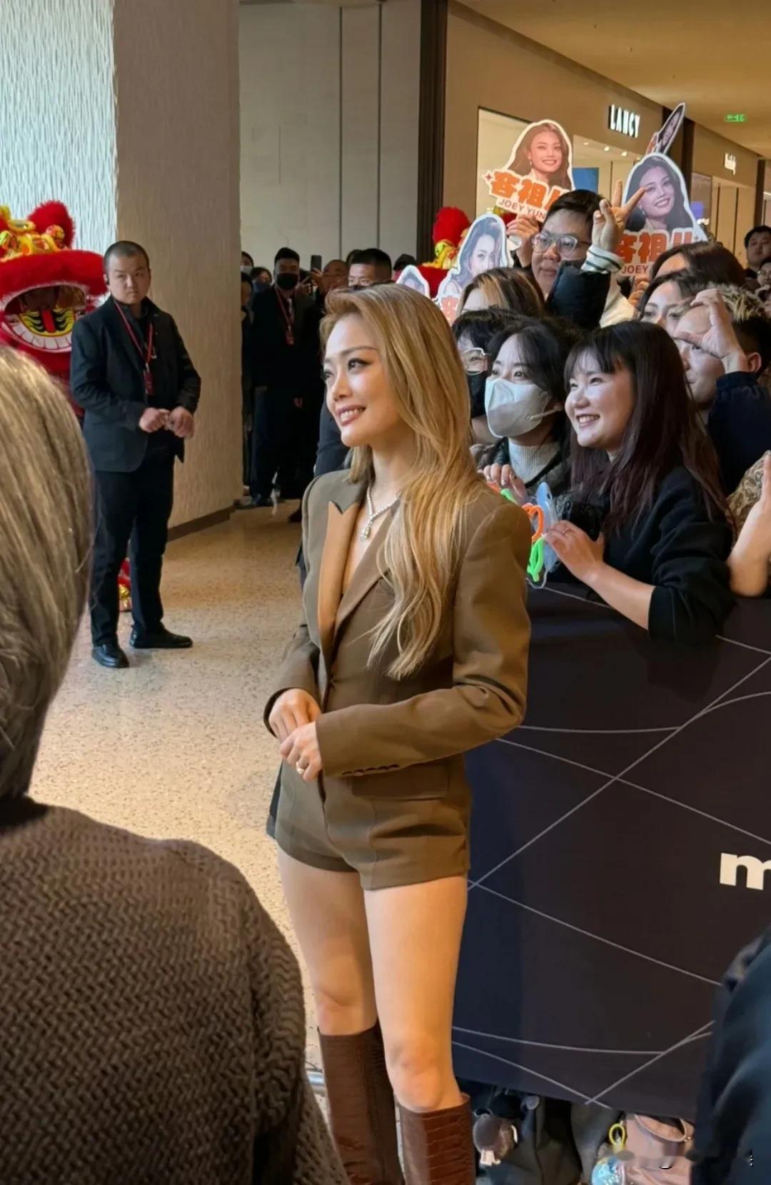 英皇当家花旦容祖儿，现身西安万象城，为英皇珠宝开业站台。祖儿确实越来越美了，她