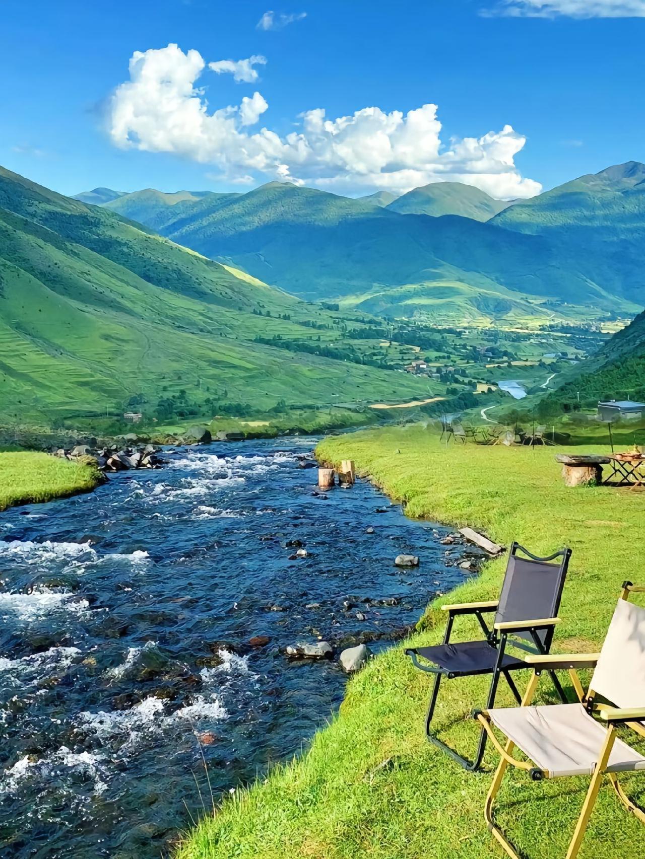 碰到一位学生家长，开学那会儿对我们爱搭不理。毕竟人家是大学老师，估计觉得我们搞培