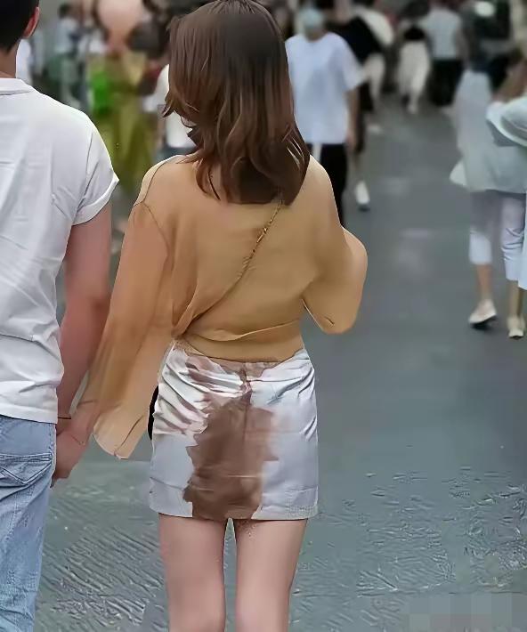 10万元一条的姨妈裤，8200块钱一个的塑料手提袋，却有很多人抢着买，只能是巴黎
