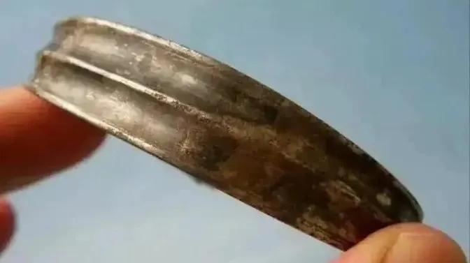 1300年前，唐朝一名贵妇将一个小纸条塞入银手镯的夹层中，这张纸条也被她带入了坟