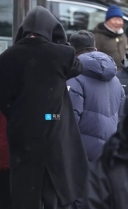 刘宇宁2026央视春晚首次联排刘宇宁黑大衣连帽飘雪氛围感刘宇宁2026央视春