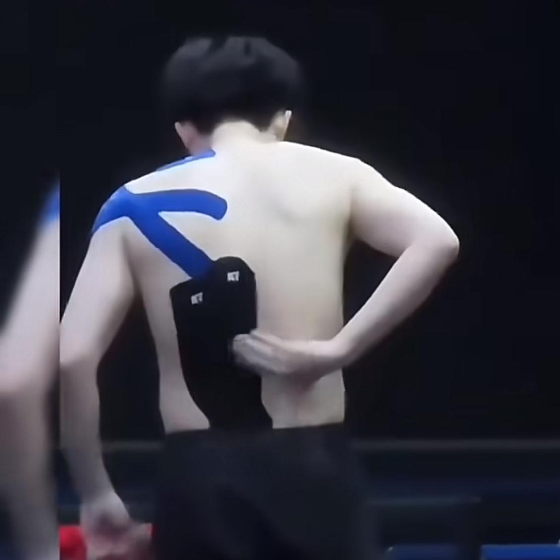 谁能想到他的左臂膀贴满肌肉贴，一直到腰间，还忍着疼痛奋力搏杀。大家只是