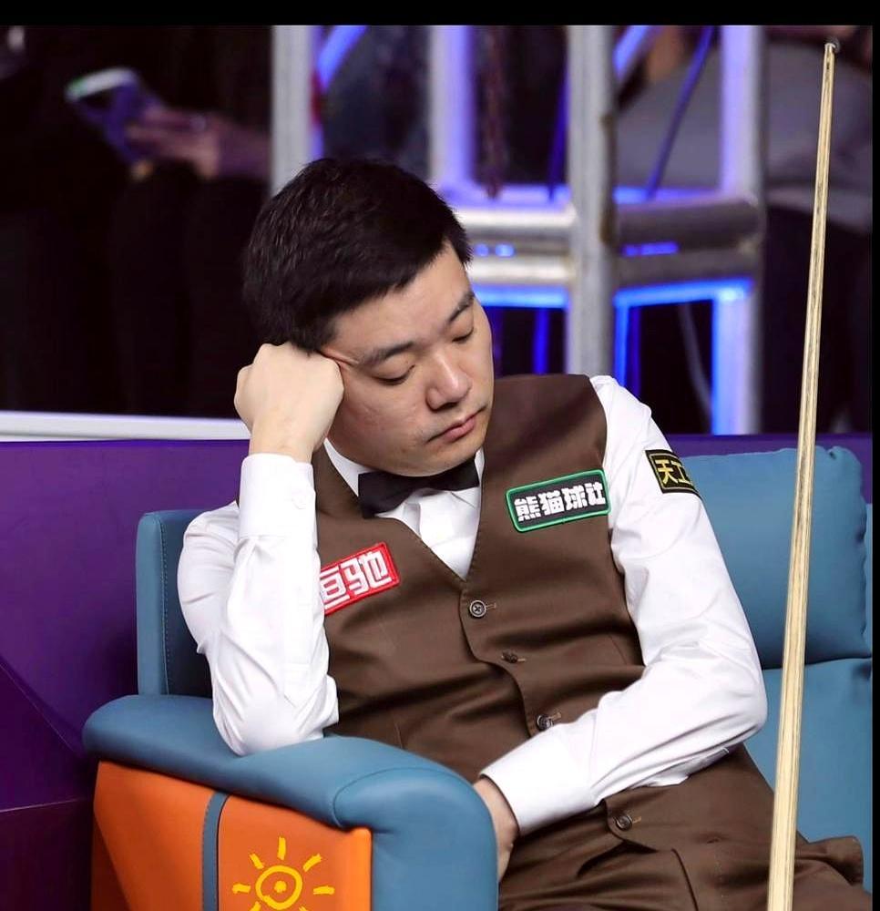 一夜之间，丁俊晖连48岁的傅家俊都打不过了。这已经是他第四场连败。3-5霍