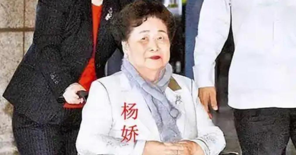1975年，台湾首富的妻子杨娇，因受不了丈夫出轨，毅然放弃豪门生活，带着3000