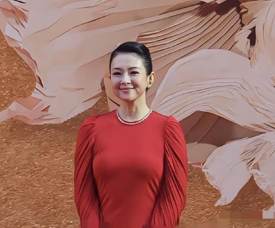 章子怡越长越像倪萍了。刚开始猛一看，还以为是倪萍呢。谁知，居然认错人了。这