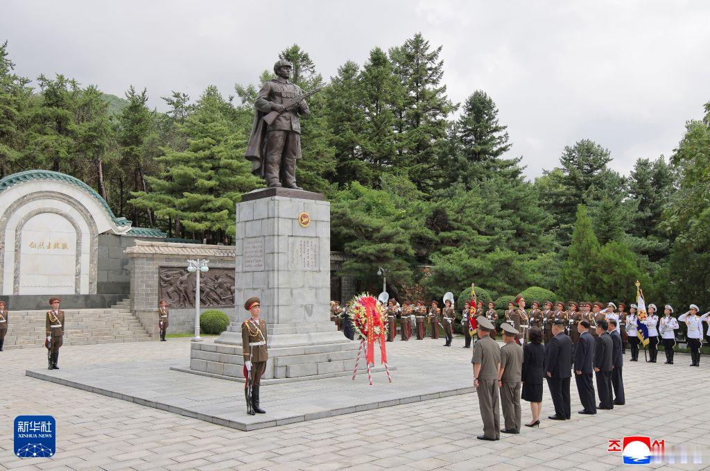 在朝鲜战争停战73周年纪念日前夕，朝鲜最高领导人金正恩率核心干部及家属参谒中国人