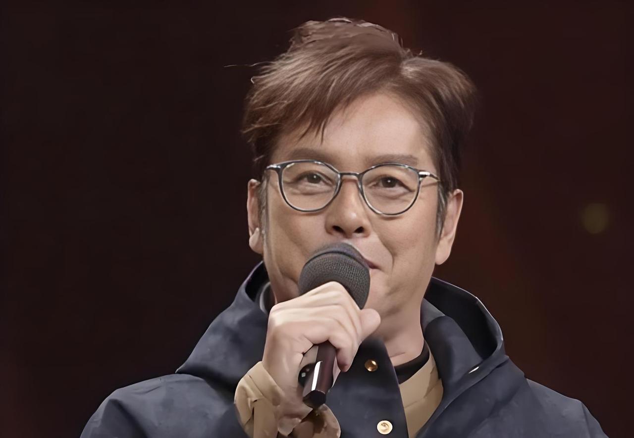 76岁的谭咏麟一开口，我才明白什么叫“永远25岁”刷到谭咏麟演唱会现场视频的