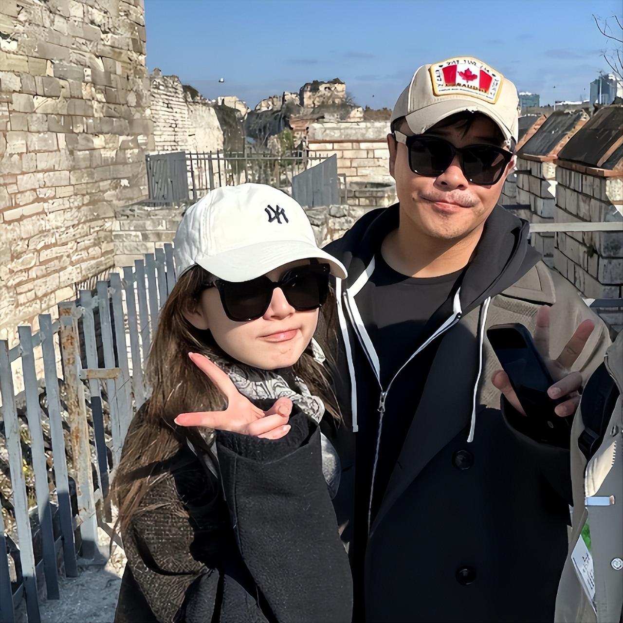 海外向导偶遇路透流出，陈思诚携阮巨奔赴土耳其度假，穿搭简约随性，二人相差21