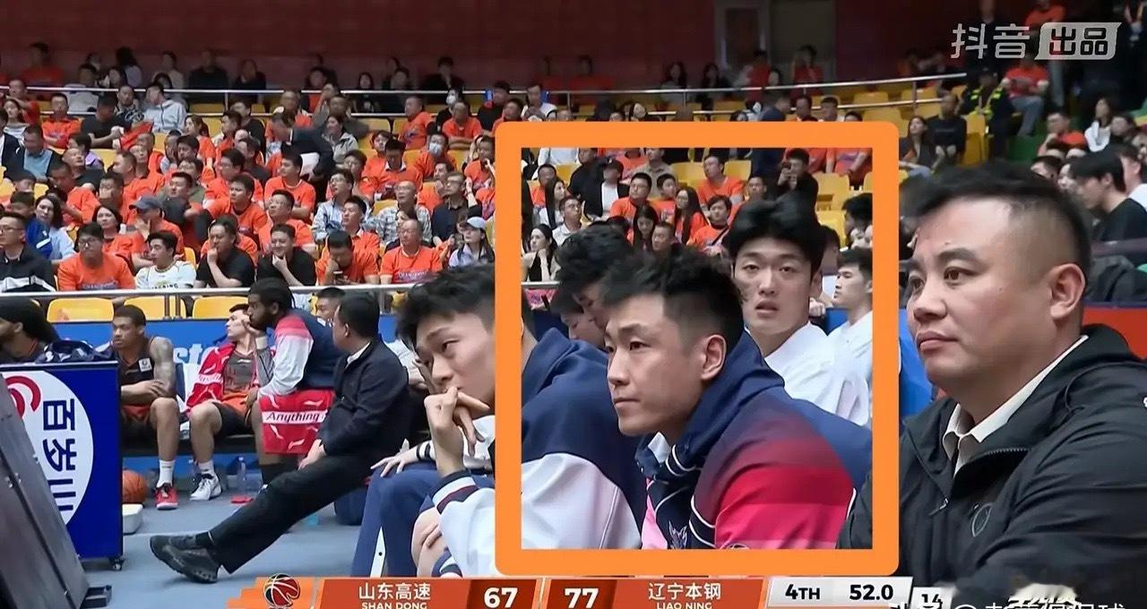 高诗岩满脸焦灼难掩失落！山东高速大势已去，场边神情写满不甘与担忧CBA季后赛12