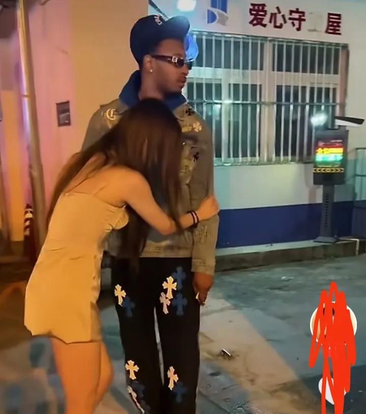 中国女孩回家没见非洲男友，伤心求助爱心驿站。小丽独自一人回到租住的公寓，