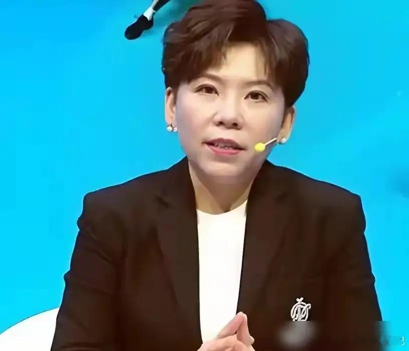王曼昱首盘输球，马琳冲上去一把抱住她，全场没人看懂。邓亚萍一句话点透：这不是技术