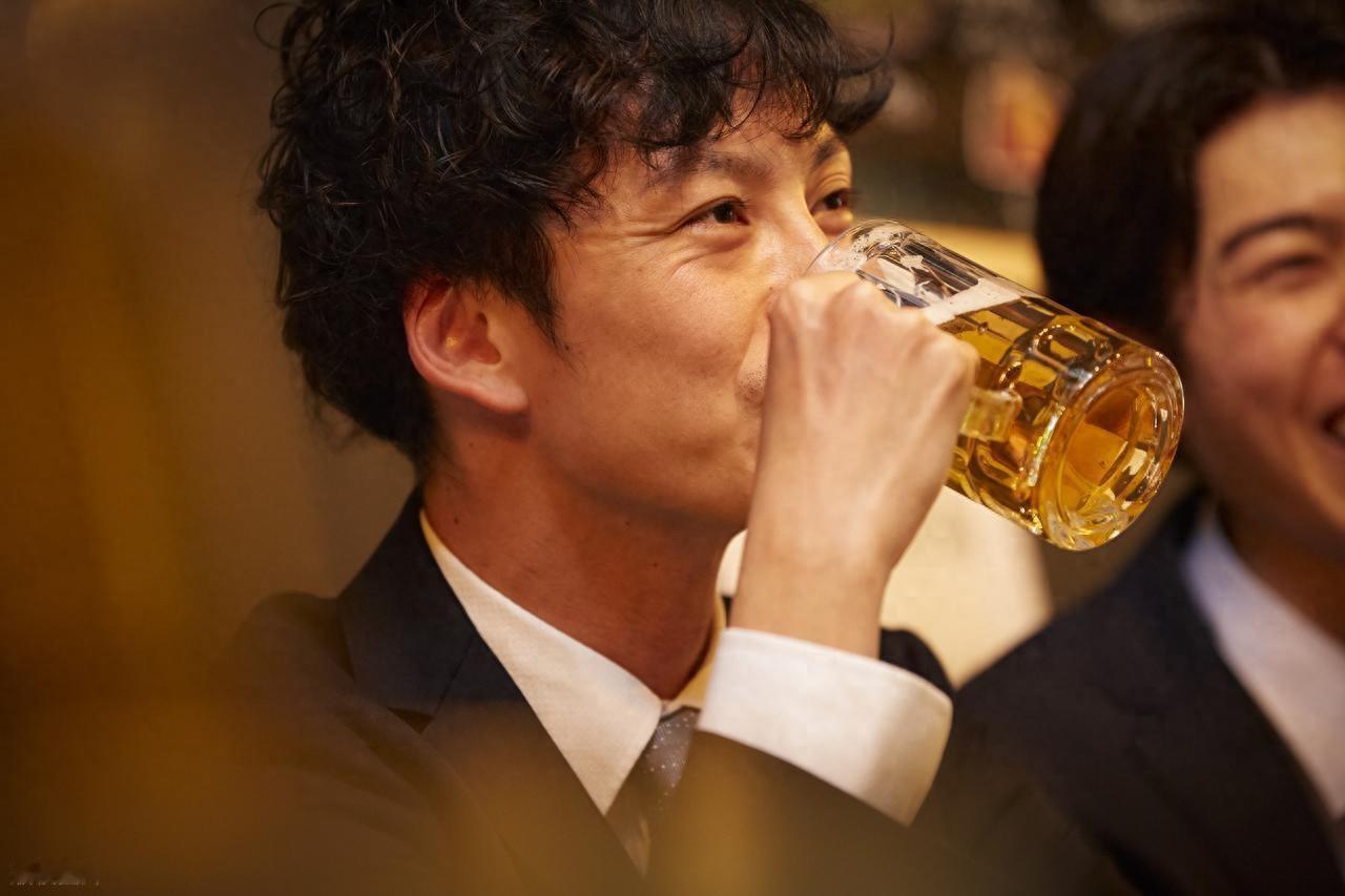 男性喝酒后，若频繁出现7大异常，身体发出预警，尽量别再饮酒了喝酒对男性来