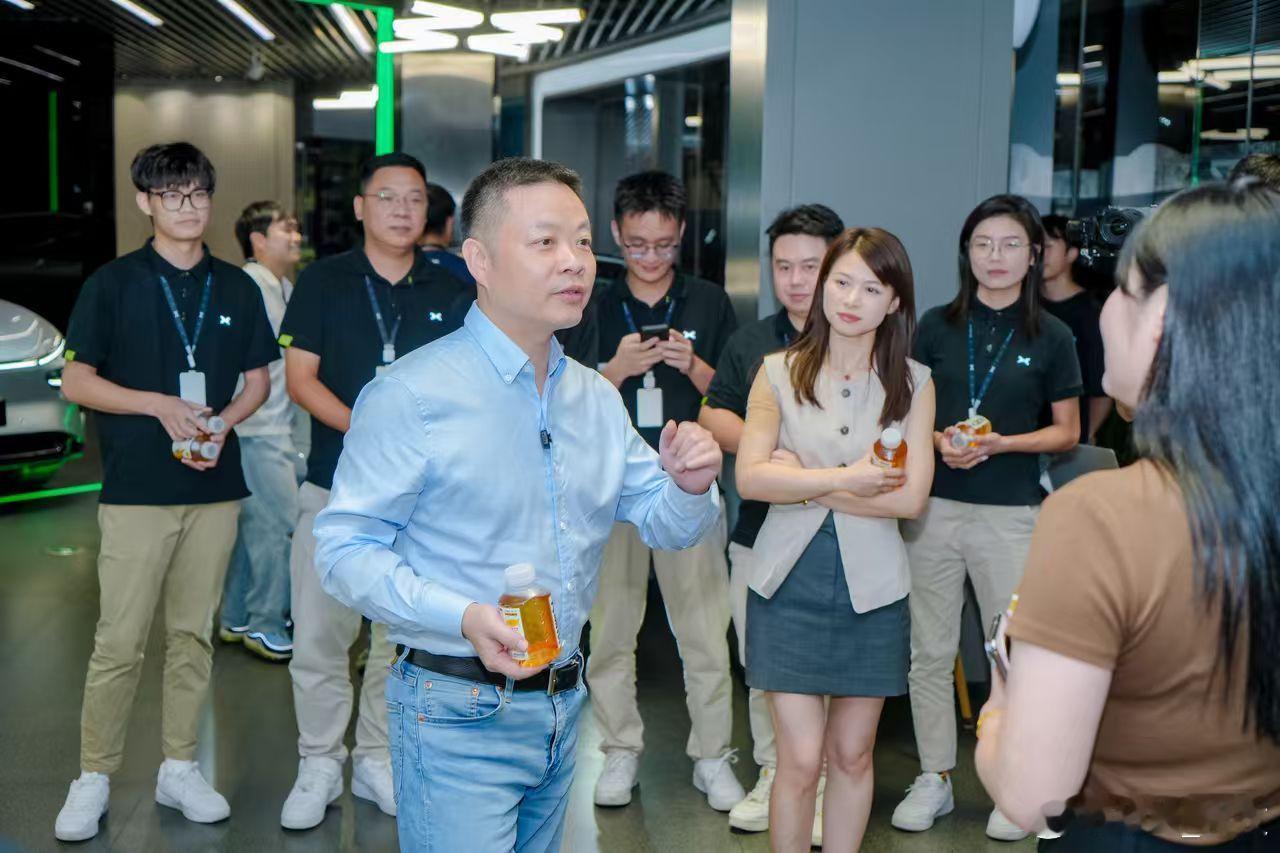 何小鹏深夜探班P7用户试驾送大麦茶全新小鹏P7首日试驾就爆火，何小鹏深夜探班试驾