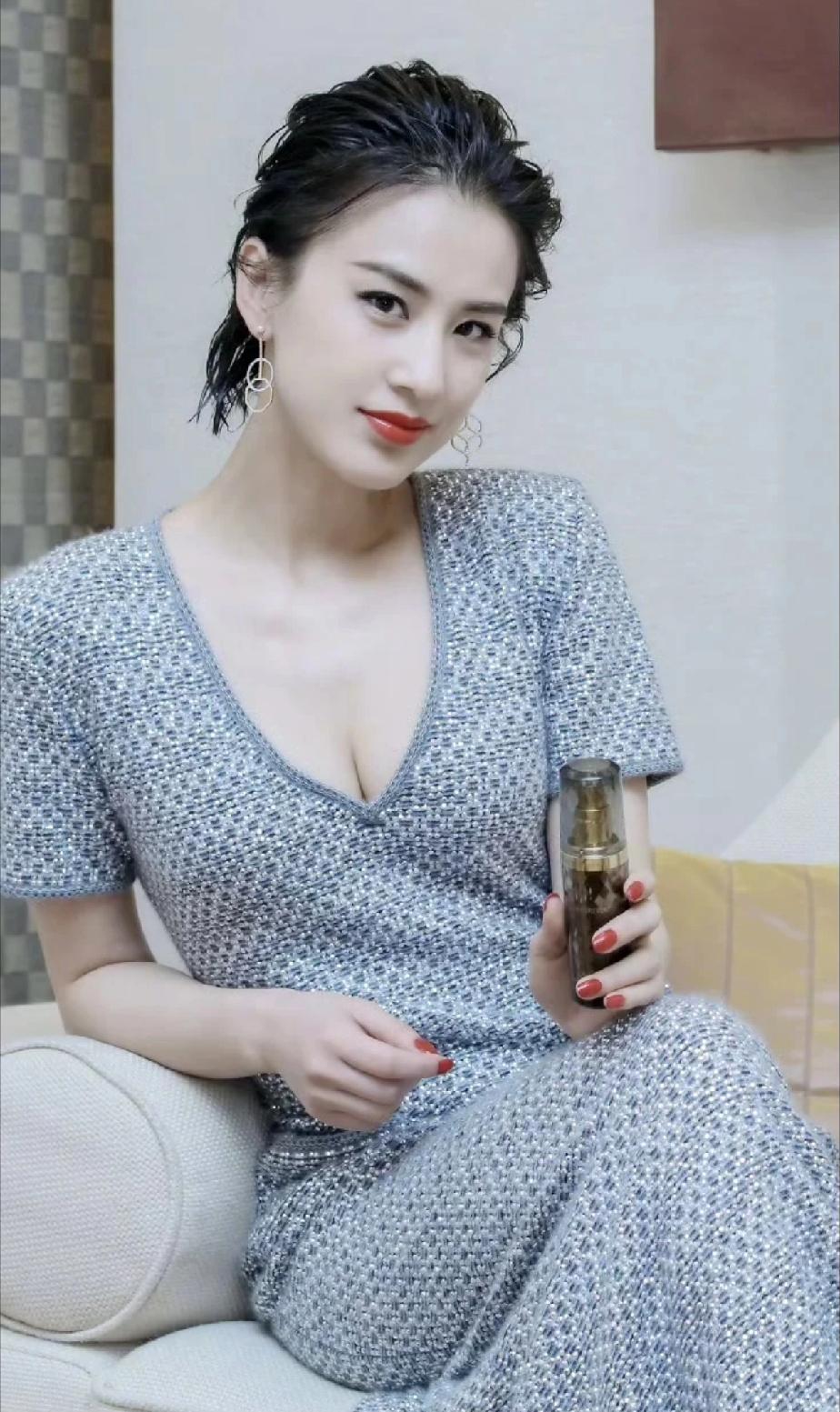 黄圣依，很保守很清纯！近日她在节目中表示不能接受婚前同居，这样对女生不好。简