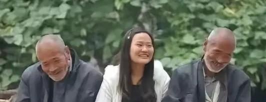 🌞1988年，安徽一对夫妻生下女儿后不想要，想起村里有对光棍兄弟，竟连夜把