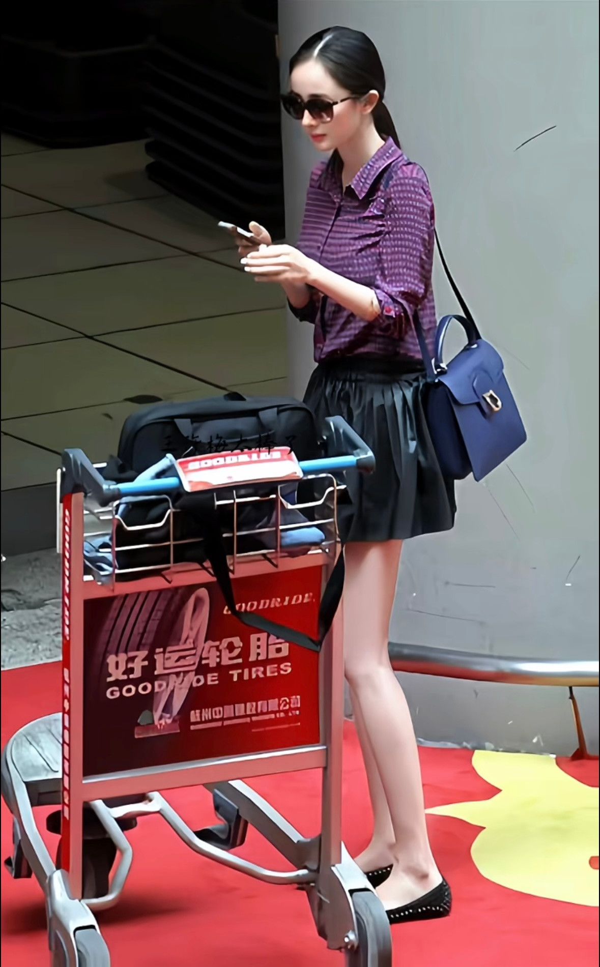 咪的天穿的还是平底鞋在那个没有美颜的时代无敌了…..
