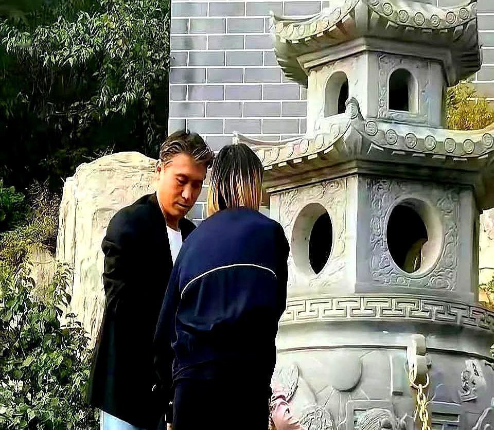 李乃文根本不是丁克，他偷偷养着四个孩子！前妻留给他一个女儿，现任妻子带过来一个