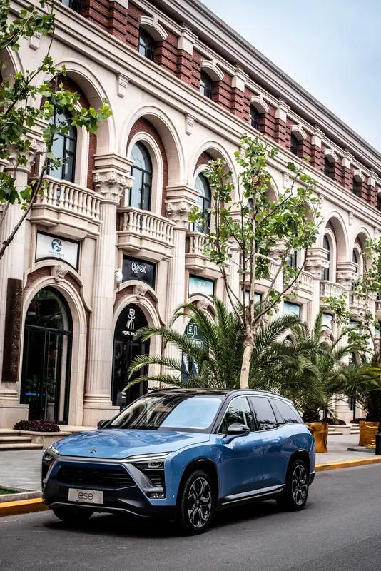 日常家用选蔚来ES6挺不错的。它外观时尚，车身线条流畅，开在路上回头率超高。