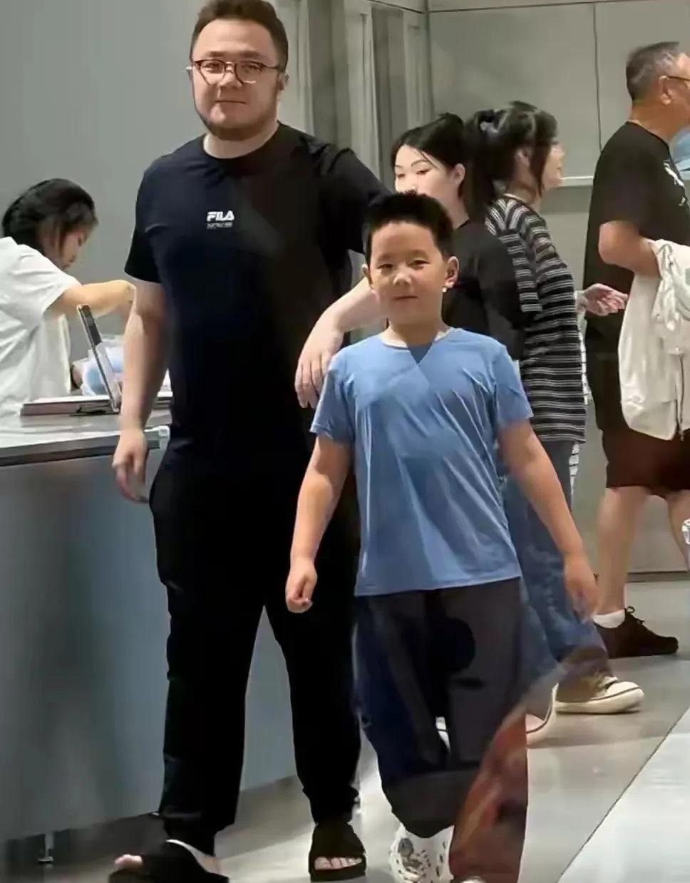 真的是巧合，他们在晾照片的时候，不会想到，血脉还是将他们紧紧地联系在一起。不