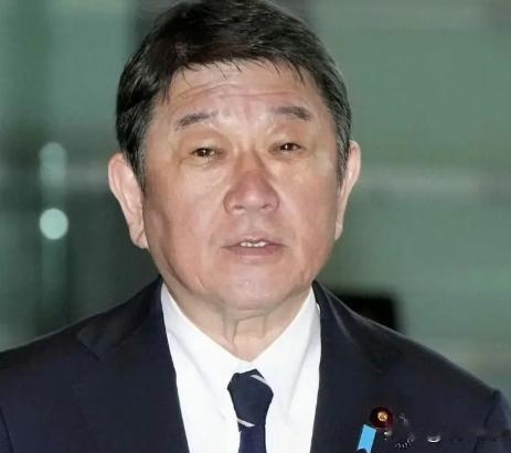 日本突然朝我们喊话了！ 5月18日，日本外相茂木敏充公开表示，日本将继续坚持