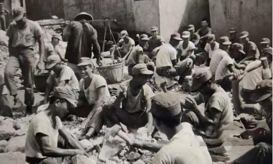 1949年，蒋介石带着一百多万人退守台湾，其中军队有六十万，而且大多还是年轻人，