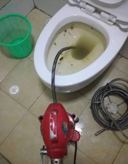 碰见这样的邻居怎么办朋友张峰最近遇到一件麻烦事，他妈妈住的老房子马桶堵了！堵了