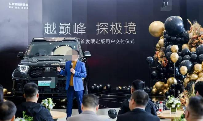 这是某位汽车掌门人为新用户亲自交车的场景，然而当其他用户发生质量问题想让这位掌门