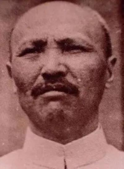 孙殿英被解放军俘虏后，押送到了刘伯承司令的指挥部。刘伯承立即亲手给他松绑，并对众