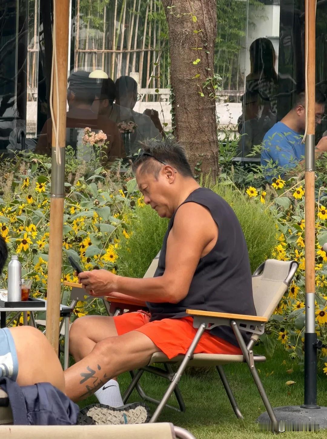 TVB男神魏骏杰现身浙江杭州度假，变化真大啊，有点面目全非的感觉，不说名真认不出
