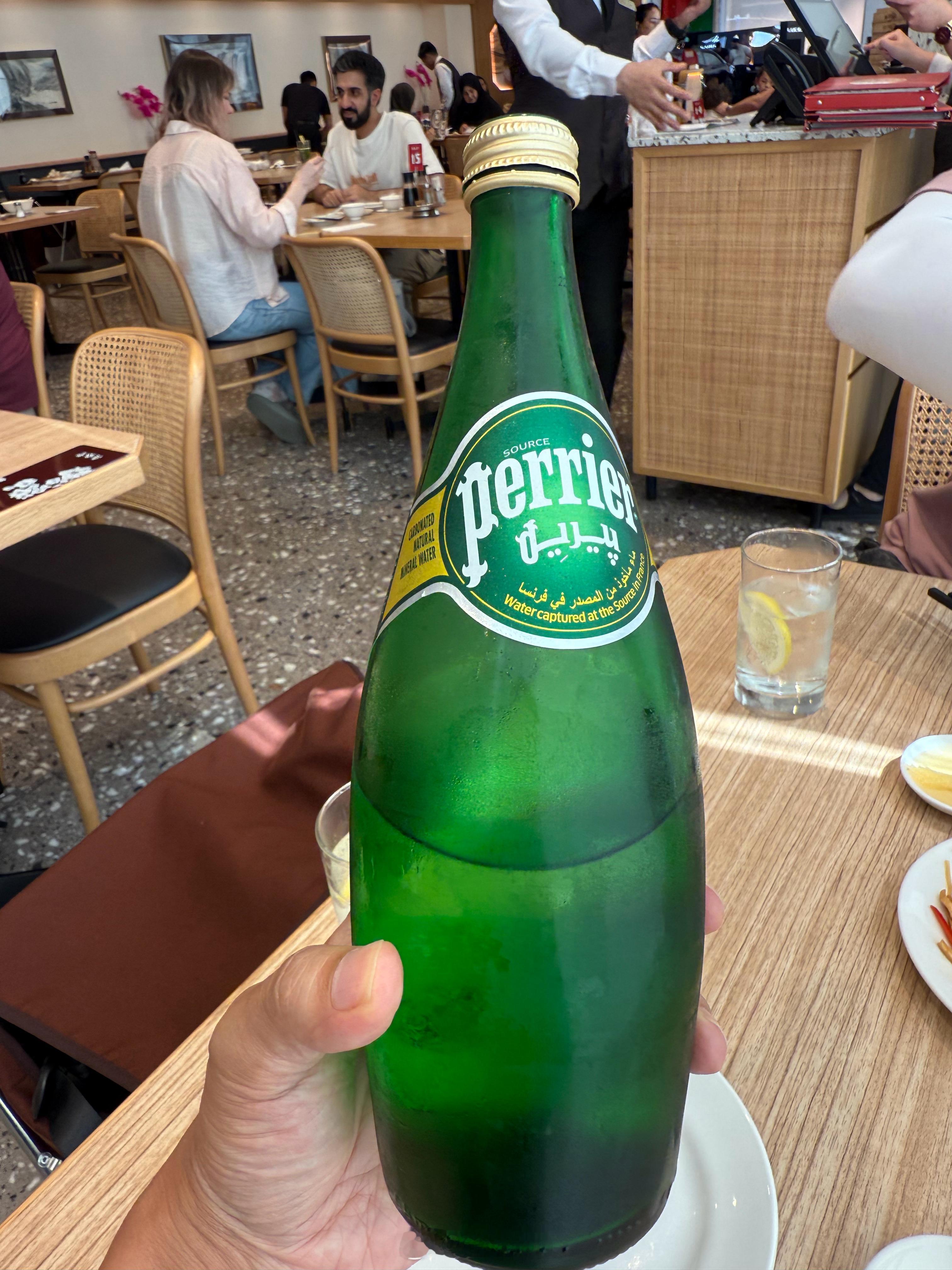 一瓶水70块，一盘咸菜36块！在东北100块钱我能请两个兄弟去小馆子急头白脸吃一