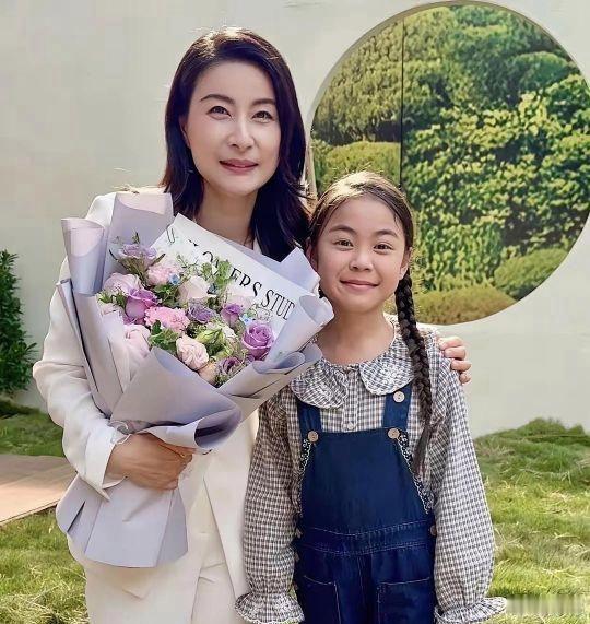 郭晶晶12岁女儿霍中妍正脸照一经曝光,网友纷纷直呼基因强大。小姑娘有着标准的鹅
