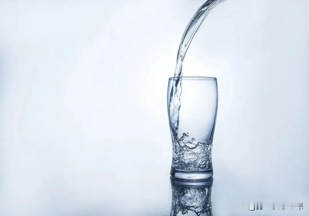 白开水放置16小时堪比“慢性毒药”？5个喝水谣言，90%的人都中招了“人以