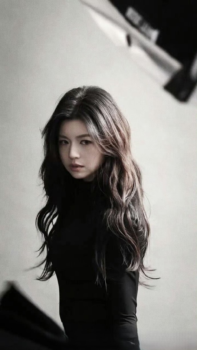 原来以为沈佳宜是她最经典的形象，没想到这次恶女造型让人眼前一亮。这种反差感太强烈