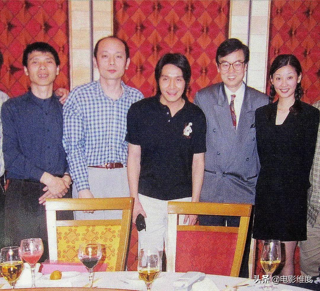 这张照片里的黄百鸣，他帅过周星驰。生活照里的星爷貌似不怎么会摆拍，虽然他演技第一