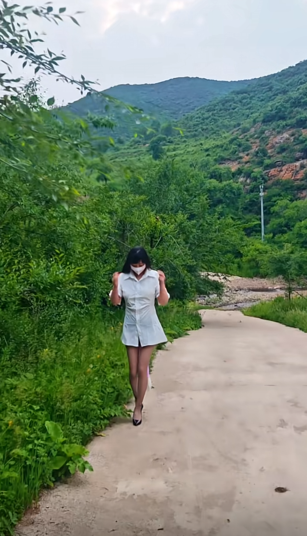 陪同事爬山，非要穿高跟鞋，现在脚疼的走不动路了吧