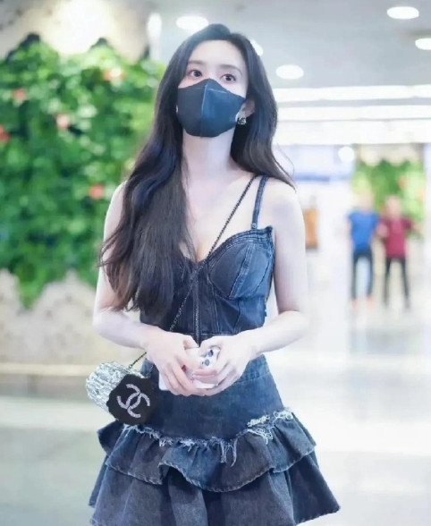 孟子义机场私服又出圈！牛仔吊带+同色系套装，硬朗中透着性感，小蛮腰和直角肩完美撑