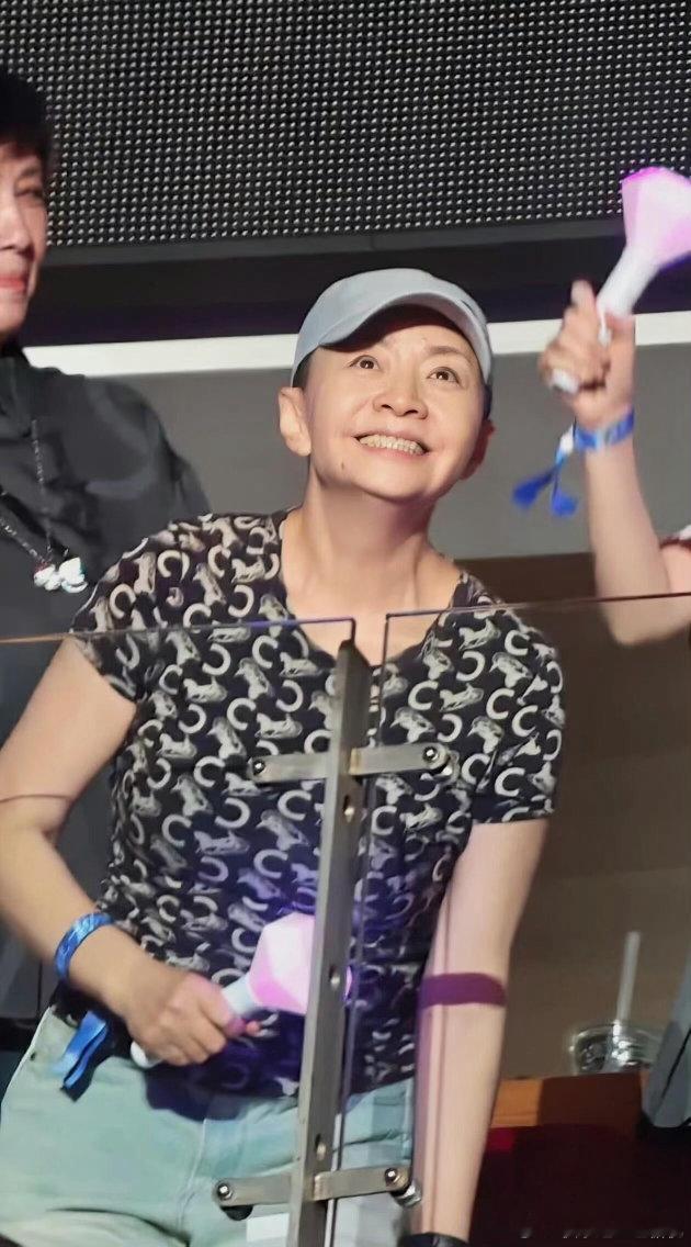 宋丹丹在我爱我家里的吹牛成真了重温我爱我家名梗，再看那英演唱会现场，宋丹丹一身
