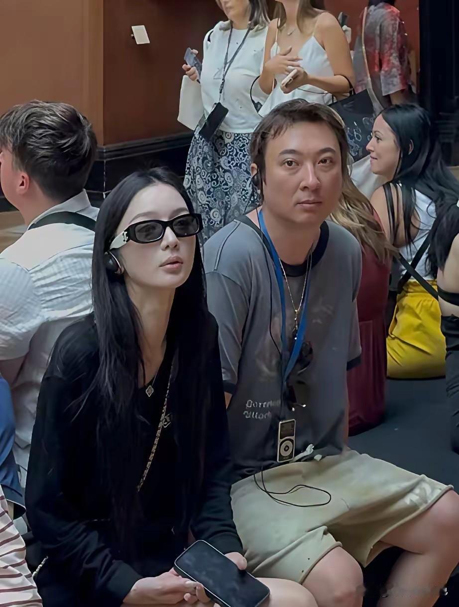 公子哥啥时候旁边都是美女。