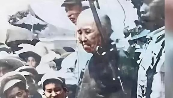 1950年，“双枪老太婆“赵洪文国被押赴刑场时拍下的照片，当时赵洪文国已经70岁