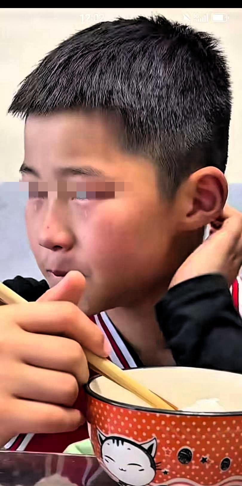 泪崩！崩不住了，单亲妈妈给儿子10块钱，让他坐车回来，可孩子并没有坐车，而是独自