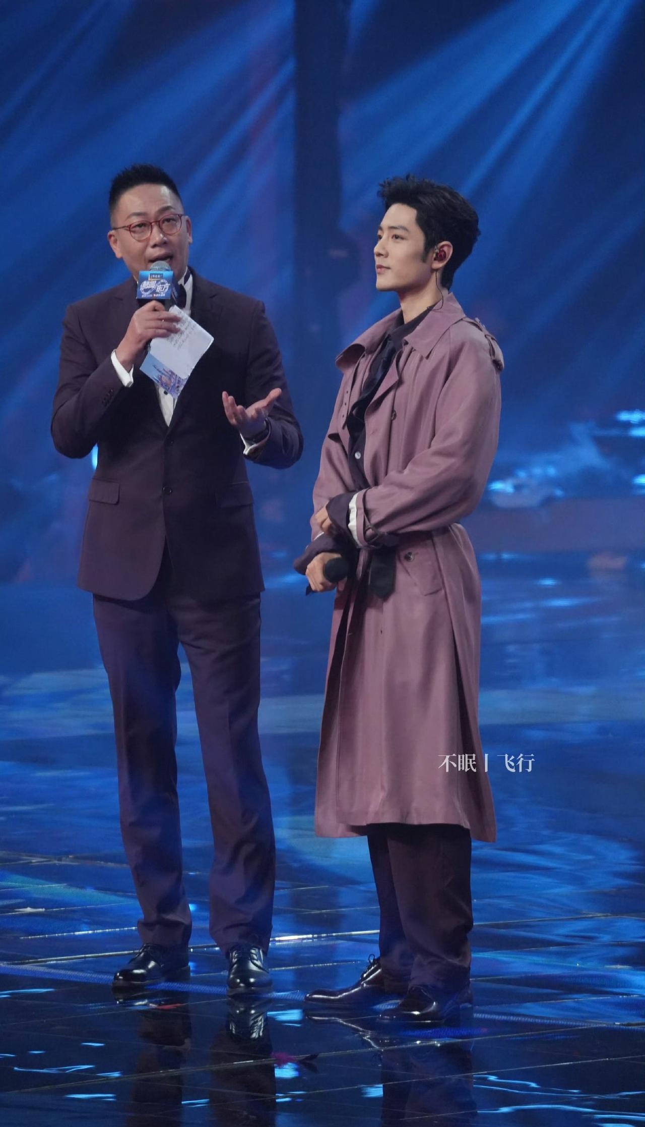 我丈夫盯着屏幕突然骂了句脏话——这个从不夸男人的理工直男，居然被肖战一张合影震住