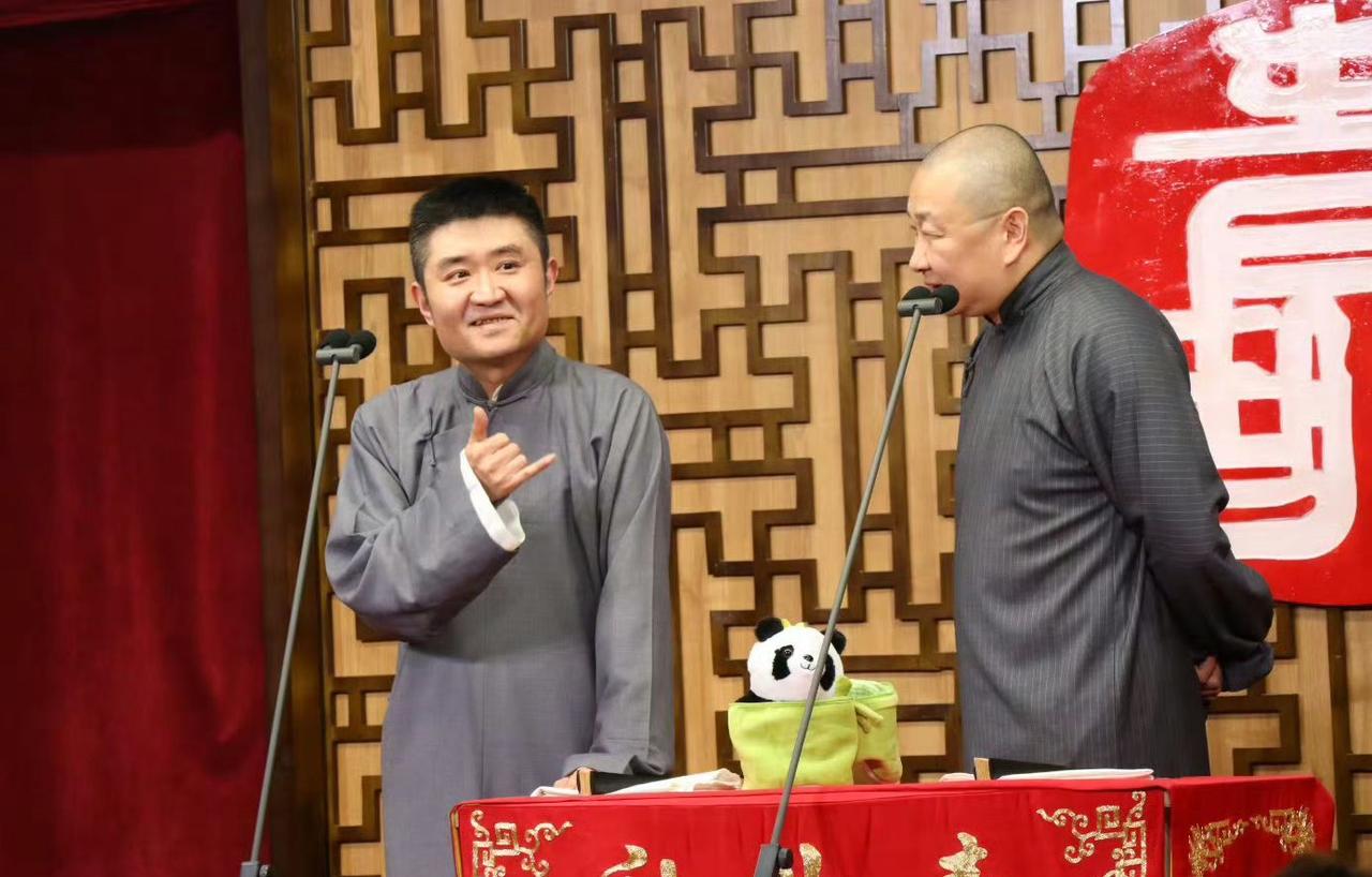 【著名相声演员苗阜回归小园子，现场满坑满谷不输郭德纲，你怎么看？】近日，著名相