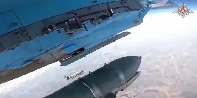 俄军狠心地投下了航空炸弹。在红军城内，乌军63旅的士兵们仍然誓死顽抗。面对俄军